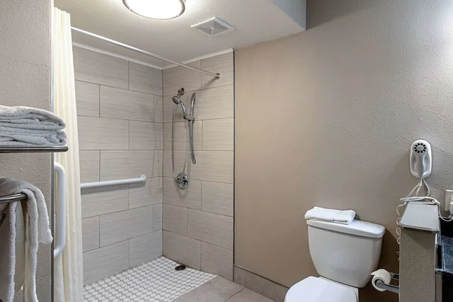 غرفة بسريرين كوين لذوي الإعاقة، Econo Lodge Kingsville 3/3