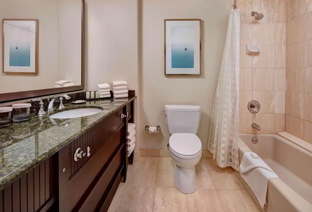 غرفة بسرير كينج، Embassy Suites by Hilton San Diego La Jolla 3/3