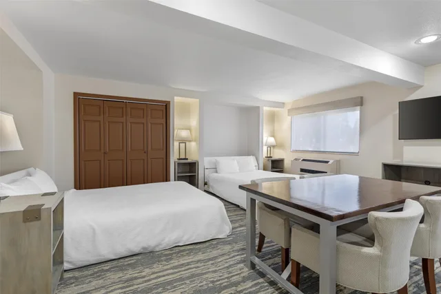 Suite, Murphy Bed, 2 Queen Beds, Sofa, Bathtub, Accessible، Best Western Alpenglo Lodge 5/10