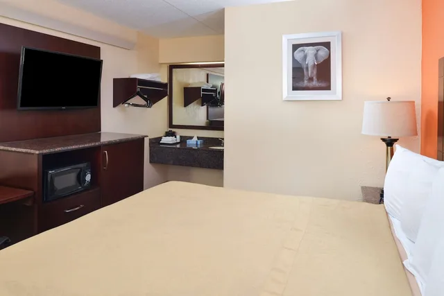 غرفة بسرير كينج، Americas Best Value Inn Pittsburgh Airport 2/4