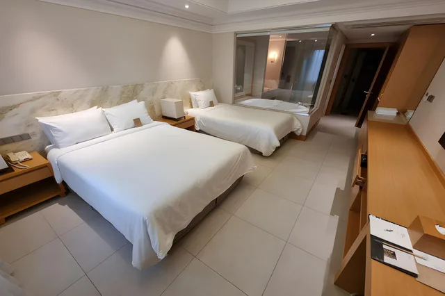 Park, Water, Deluxe, Family, Twin Beds, 1 Double and 1 Single Bed, City View، Pine Grove Hotel 2/2