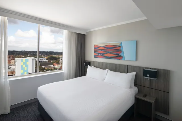 Superior, Double Bed, Accessible, Mercure Sydney Bankstown 2/6