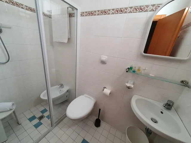 غرفة أساسية رباعية بسرير كوين وسرير بطابقين، Hotel Marina 2/2