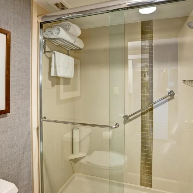 غرفة بسرير كينج مع أريكة في طابق مرتفع، Hyatt Place Richmond/Innsbrook 4/6