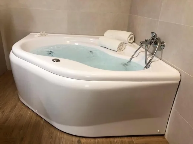غرفة ديلوكس بسرير مزدوج بإطلالة جزئية على البحر، Hotel Riviera Palace 4/4