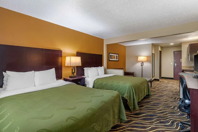 جناح بزنس بسريرين كوين، Quality Suites Addison-Dallas 1/5