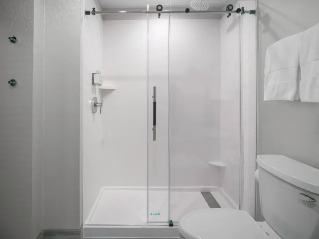 Standard, Double Bed, voco Niagara Falls - the Cadence, an IHG Hotel 4/4
