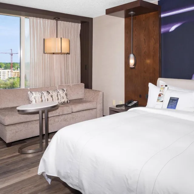 غرفة كبيرة بسرير كينج، Durham Marriott City Center 3/8
