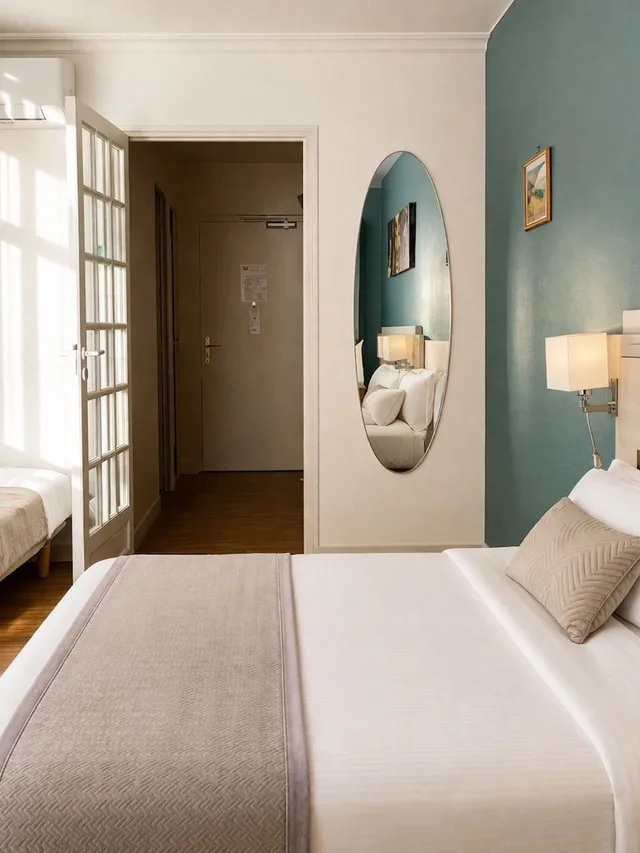 غرفة كومفورت ثلاثية بسرير كوين بغرفة نوم واحدة بحمام خاص مع أريكة، Logis Hotel Le Majestic 5/9