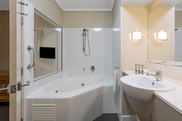 غرفة بريميير بسرير كينج بإطلالة على البحر، Oaks Hervey Bay Resort and Spa 2/3