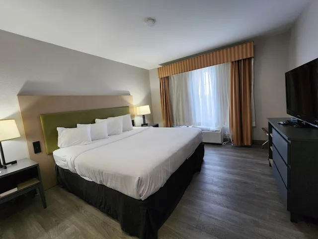 جناح بسرير كينج بغرفة نوم واحدة، Country Inn & Suites by Radisson, Topeka West, KS 5/9
