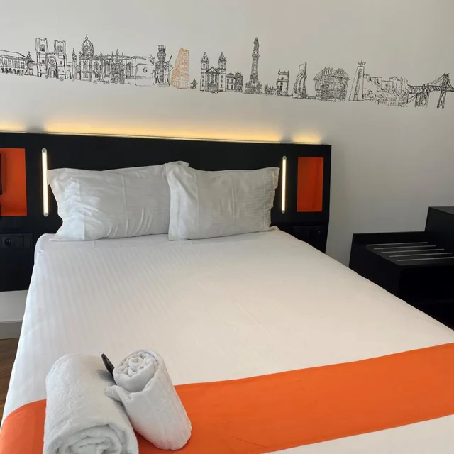 Room, Double Bed, Accessible, easyHotel Lisbon 3/5