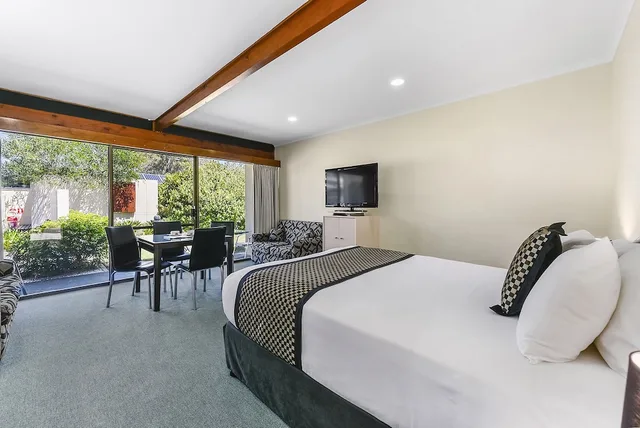 Spa, Queen Bed, 2 Sofa، WILLIAM MACINTOSH MOTOR LODGE 2/4