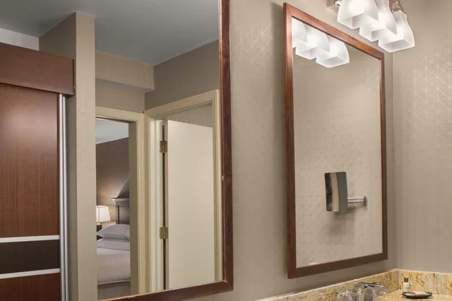 جناح كلوب بسرير كينج بإطلالة على المدينة بغرفة نوم واحدة مع أريكة، Sheraton Suites Akron Cuyahoga Falls 2/2