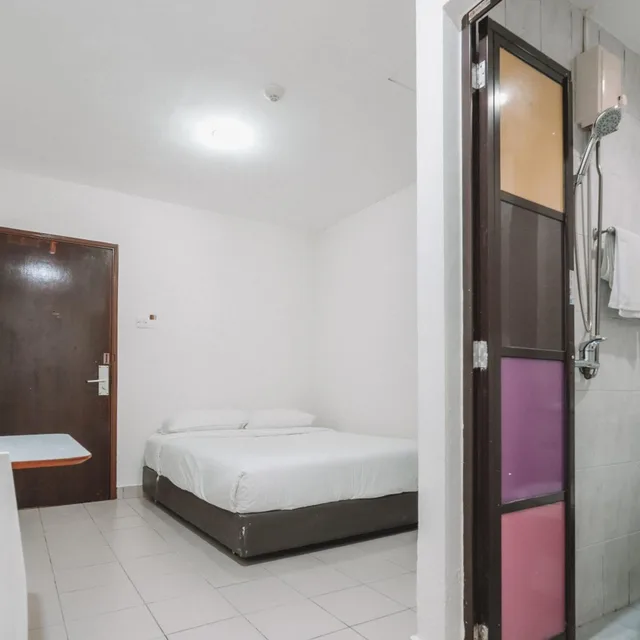 Superior, King Bed, No Window، A Hotel Desker 3/5
