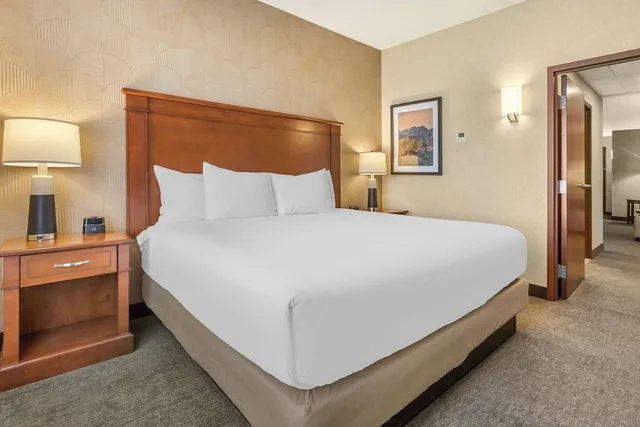 جناح بسرير كينج بغرفتين مع أريكة بحوض استحمام لذوي الإعاقة، Drury Inn & Suites Phoenix Tempe 2/3