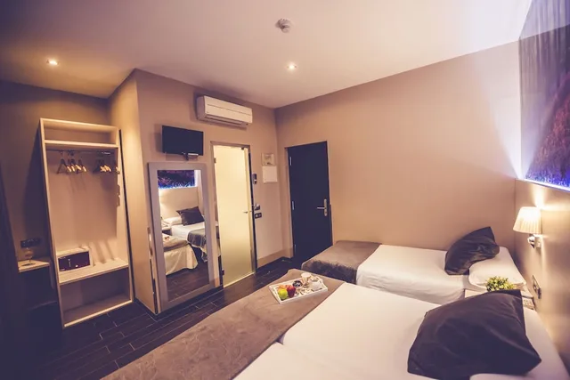 غرفة أساسية ثلاثية بثلاثة أسرّة بحمام خاص، Hostal Prado 5/10