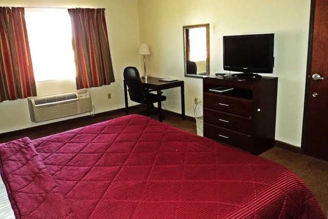 غرفة بسرير كينج، Travelodge by Wyndham Carlsbad NM 2/4