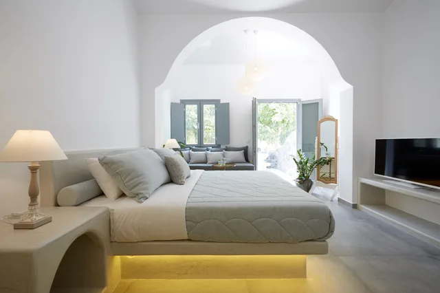 Suite, King Bed, Outdoor Jetted Tub, Sofa، Amara Suites Santorini 8/8