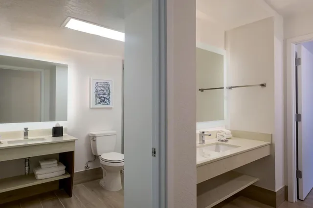 1 Bedroom, Suite, King Bed, Ocean Front, Sofa، Sirata Beach Resort St Pete Beach 6/6