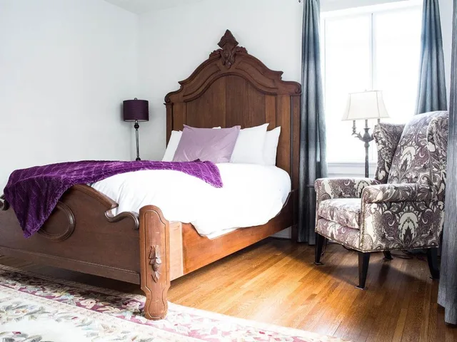 Wilson, Suite, Courtyard View, Bathtub، The Manor on Front 1/4