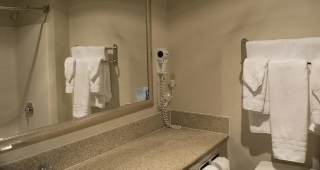 غرفة بسريرين كوين، Baymont By Wyndham East Windsor Bradley Airport 4/4