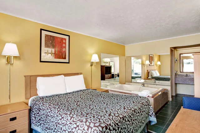 غرفة بسرير كينج للمدخنين، Days Inn by Wyndham Knoxville West 1/1