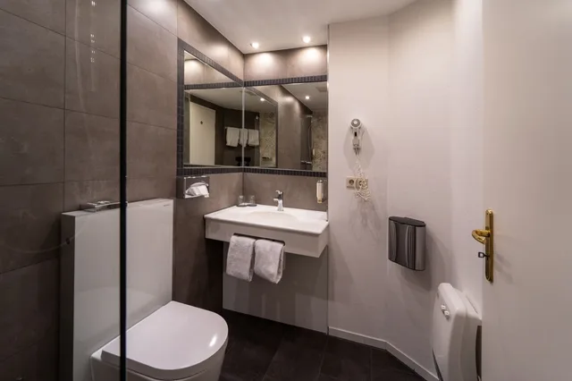 غرفة قياسية ثلاثية بسرير كوين وسرير فردي، HOTEL WÜRTTEMBERGER HOF 5/5