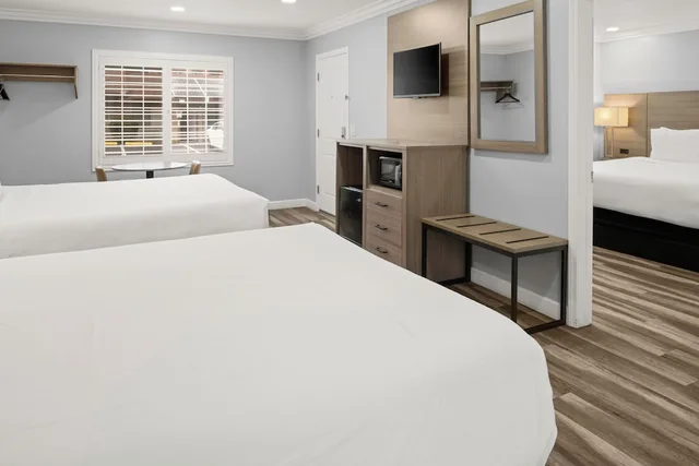 2 Bedrooms, Cottage, King and Queen Bed, Kitchen, Lone Oak Lodge 4/10