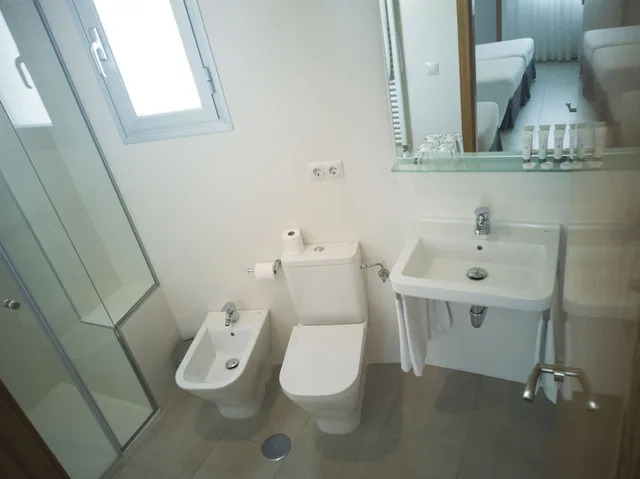 غرفة بسريرين منفصلين، Hotel Abadi 3/3