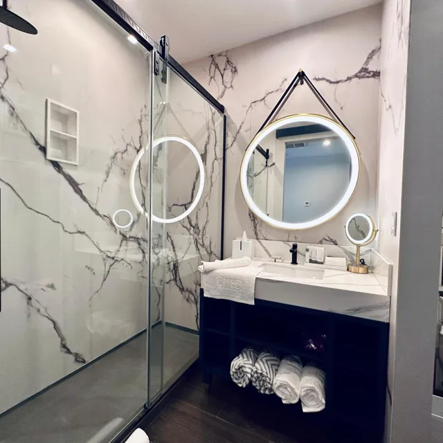 غرفة بسرير كوين، Chez Hotel Arlington Heights 3/3