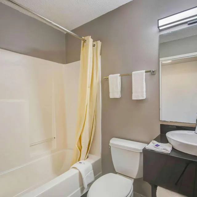 1 Queen Bed - Mobility Accessible Tub Nsmk، Studio6 Extended Stay - Ocean Springs, MS 8/8
