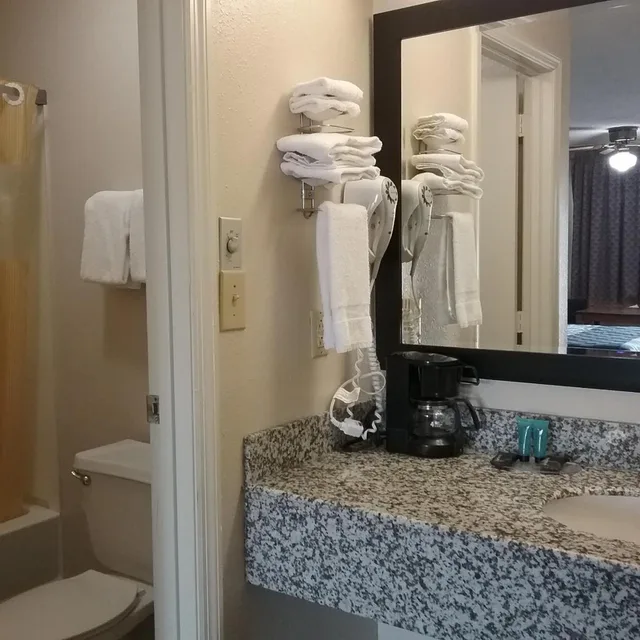 غرفة بسرير كوين للمدخنين، Americas Best Value Inn Blue Ridge 2/3
