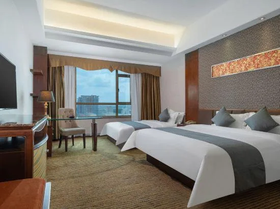Room, 1 Queen and 1 Double Bed, Quadruple, The Clipper Hotel 2/3
