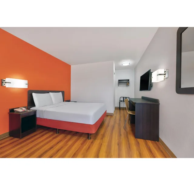 1 Queen Bed - Micfridge, Motel6 Columbus, GA 1/4