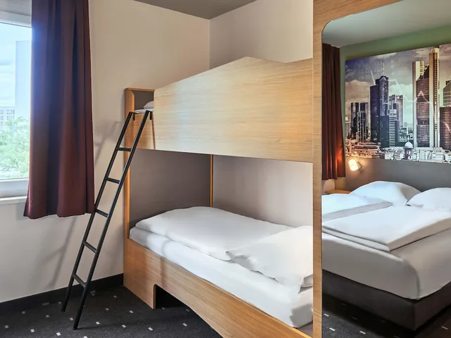 غرفة عائلية رباعية بسرير كوين وسرير بطابقين، B&B Hotel Frankfurt-West 4/4