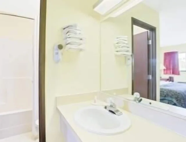 غرفة قياسية بسرير كينج، Days Inn By Wyndham Athens 4/4