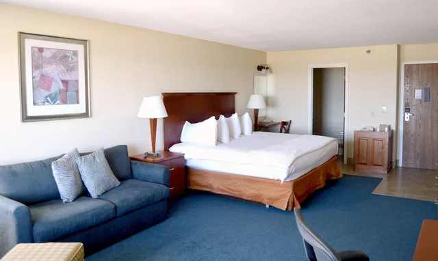 غرفة بإطلالة على البحر مفردة بسرير كينج مع أريكة، Hampton House Hotel 2/8