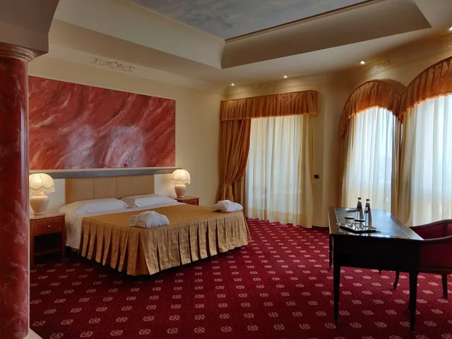 جناح بسرير كوين بإطلالة على البحر بجاكوزي، Parco Dei Principi Hotel 1/3
