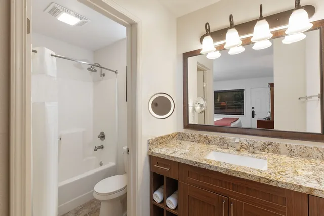 غرفة تقليدية بسرير كينج، Westgate Branson Woods Resort 2/2
