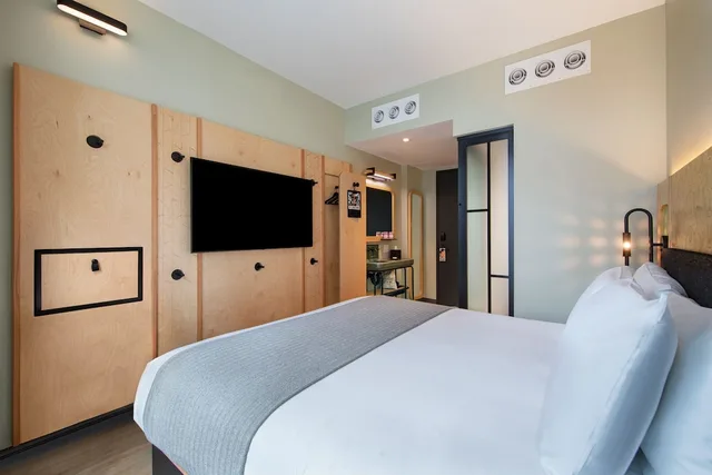 غرفة بسرير كينج بإطلالة على المدينة، Moxy Brooklyn Williamsburg 3/5