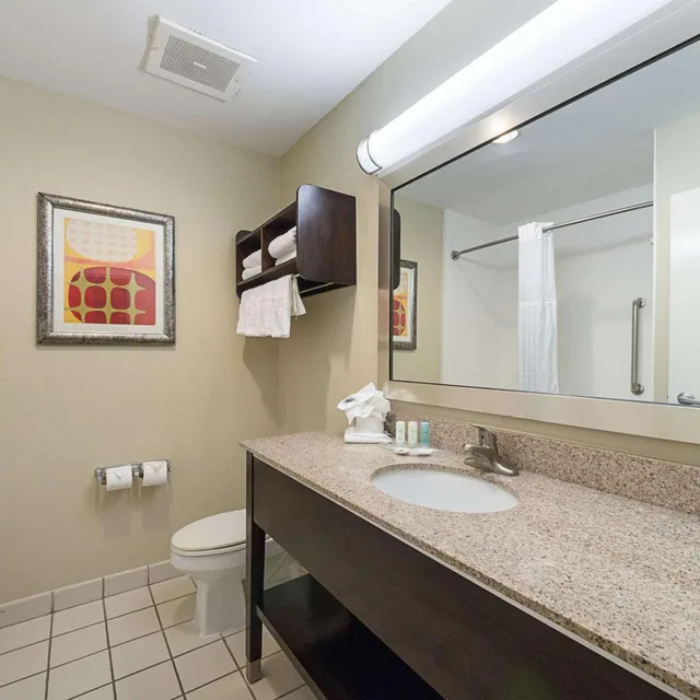 جناح بسرير كوين بإطلالة جزئية على البحر، Comfort Suites Beachside 8/10