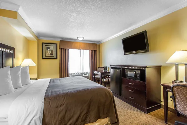 غرفة بسرير كينج، Quality Inn and Suites Bell Gardens Los Angeles 3/5