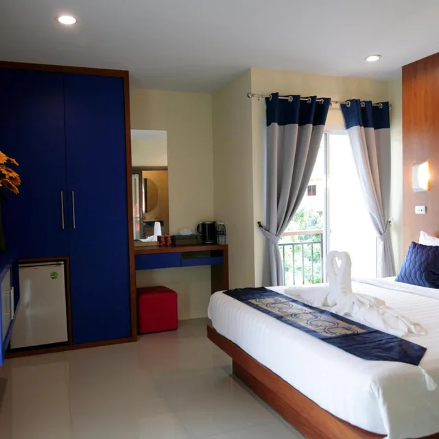 غرفة ديلوكس بسرير مزدوج بشرفة، Calypso Patong Hotel 3/10