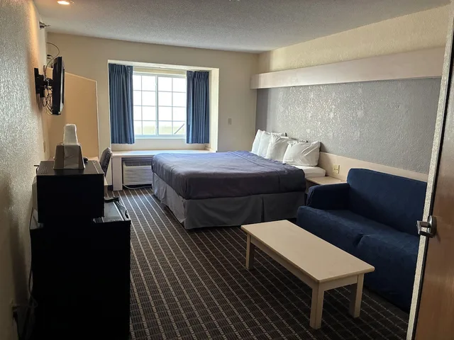 Deluxe, Single, King Bed, Travelodge by Wyndham Chadron 3/8