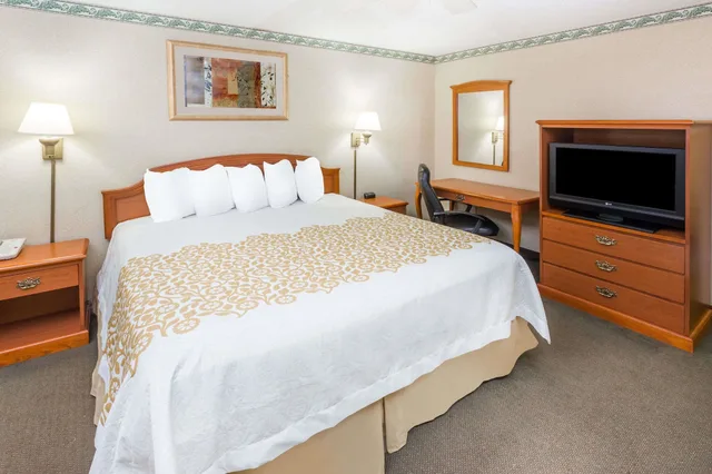 غرفة بسرير كينج لذوي الإعاقة، Days Inn By Wyndham Batesville 2/5