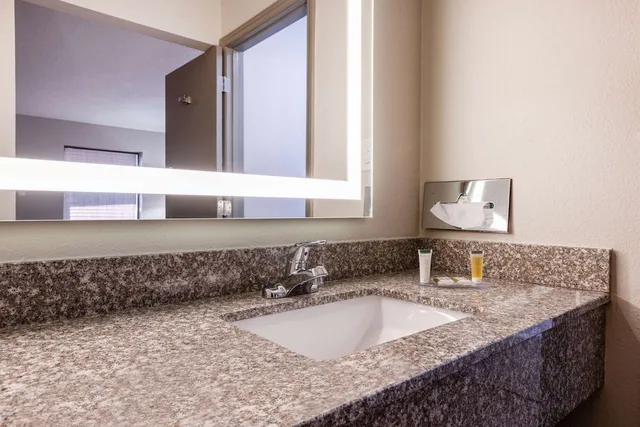 غرفة بسرير كينج لذوي الإعاقة، Days Inn by Wyndham Mooresville Lake Norman 7/7