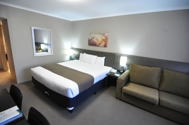 Room, Queen Bed, Balcony, PAVILION ON NORTHBOURNE 1/5