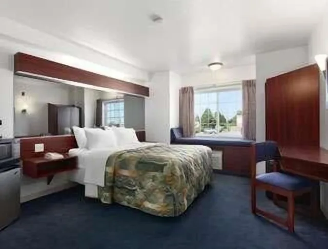 غرفة قياسية بسرير كوين، Days Inn and Suites by Wyndham Greeley 2/5
