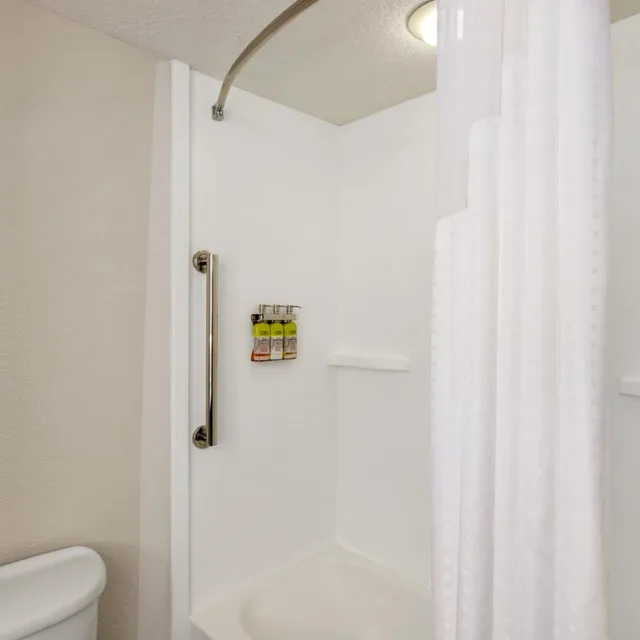 جناح لذوي الإعاقة، Holiday Inn Express & Suites Pembroke Pines-Sheridan St 2/3